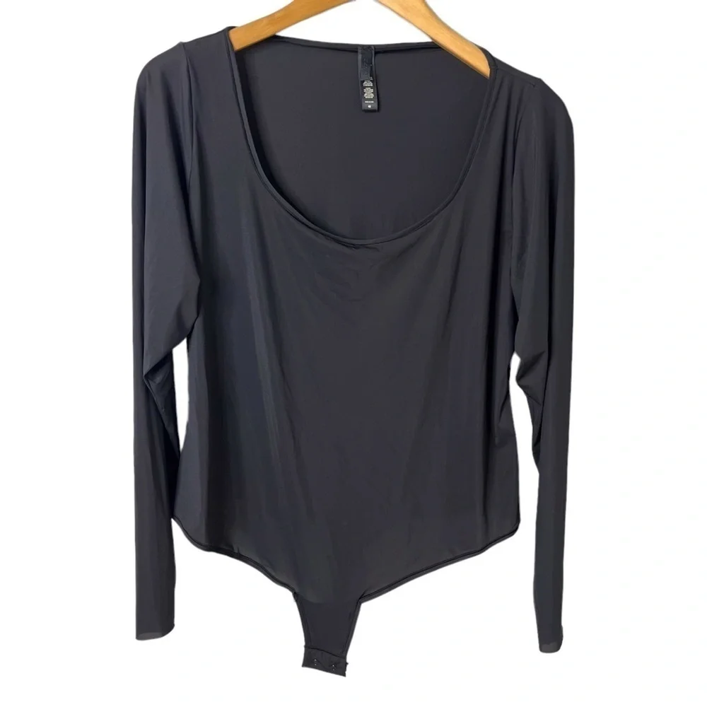 Skims Essential Long Sleeve Scoop Neck Black Size 4X Thong Lightweight Raw Cut - Picture 2 of 10